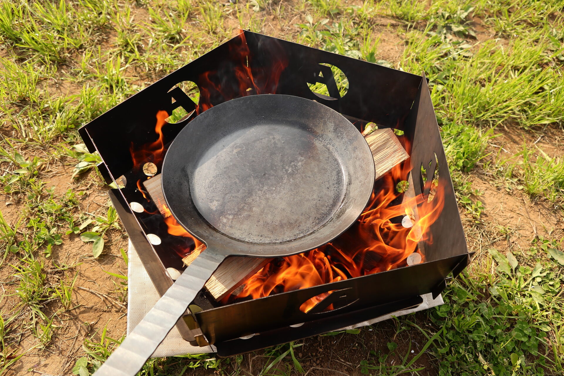 焚き火で豪快な料理を楽しむ キャンプで使いたい鉄フライパンの選び方とおすすめ５選