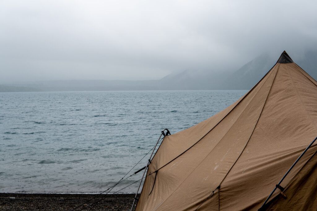 雨に濡れるテント